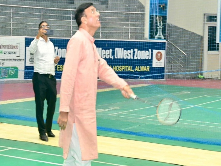 अलवर के ESIC मेडिकल कॉलेज में बैडमिंटन खेलते केंद्रीय खेल मंत्री मनसुख मांडविया।