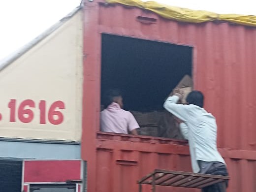 अंग्रेजी शराब की पेटियां छिपाकर रखी गईं