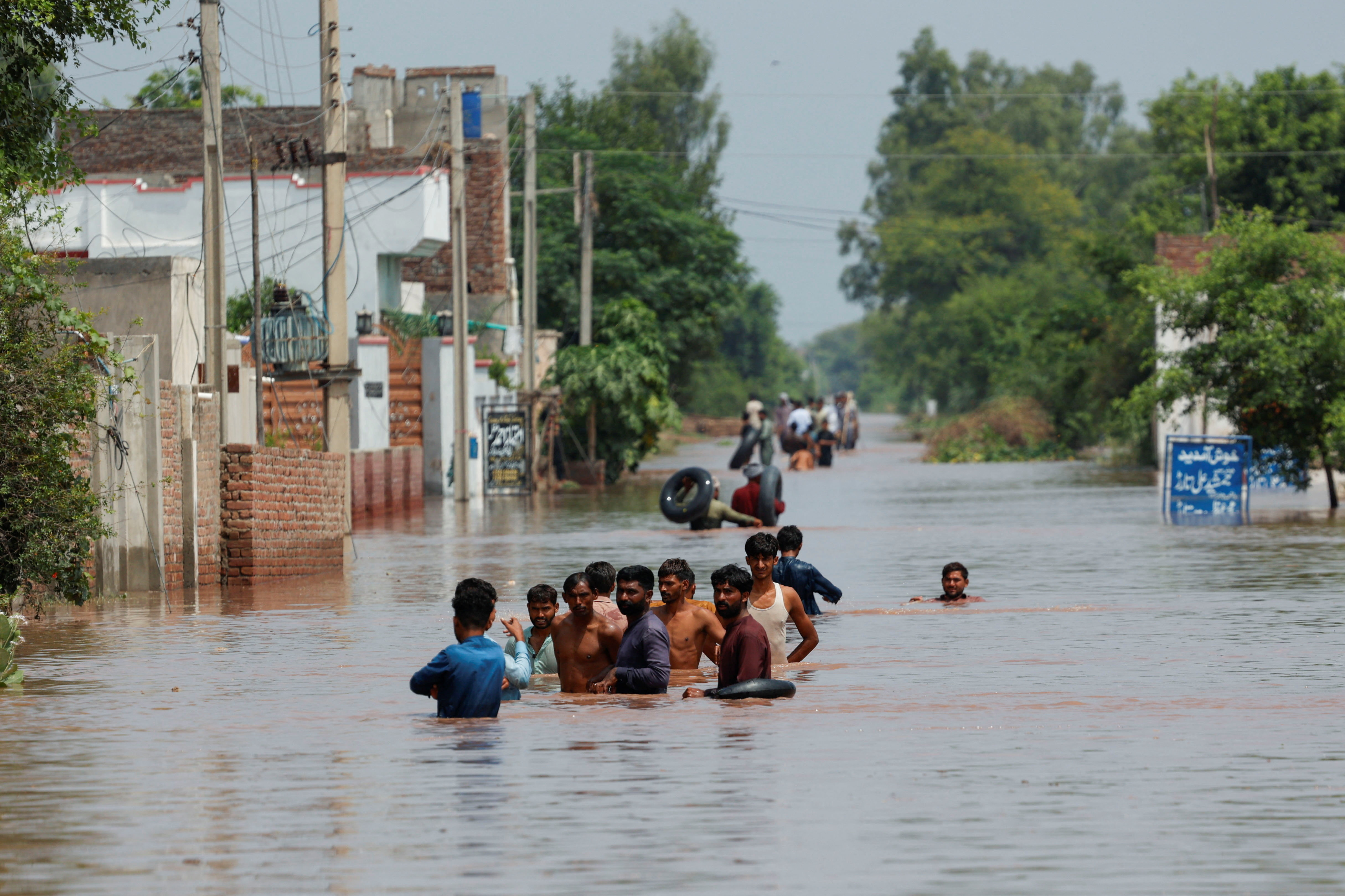 मीडिया रिपोर्ट्स के मुताबिक, पाकिस्तानी सेना और रेस्क्यू टीम अब तक 10 लाख से ज्यादा लोगों को सुरक्षित जगहों पर ले जा चुकी है।