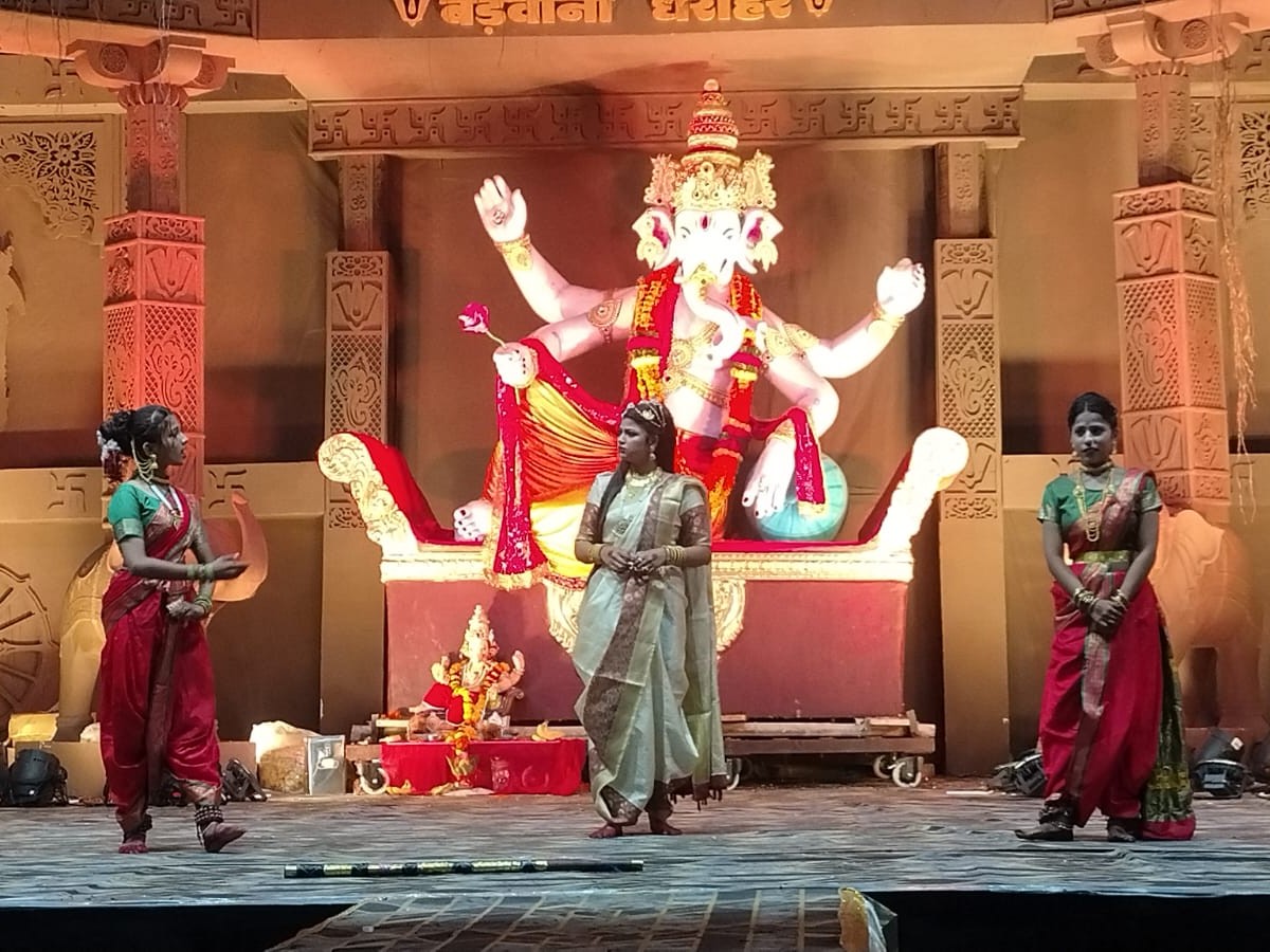गुरुवार रात विशेष सांस्कृतिक कार्यक्रम का आयोजन हुआ।