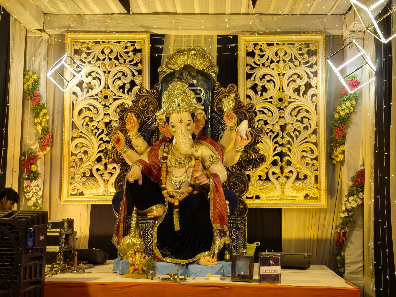 हाई स्कूल के पास महाराणा प्रताप सेना की ओर से गणेश पांडाल में 10 फीट ऊंची गणेशजी की श्रृंगारित प्रतिमा। जहां गोल्डन लाइट से डेकोरेशन किया गया।