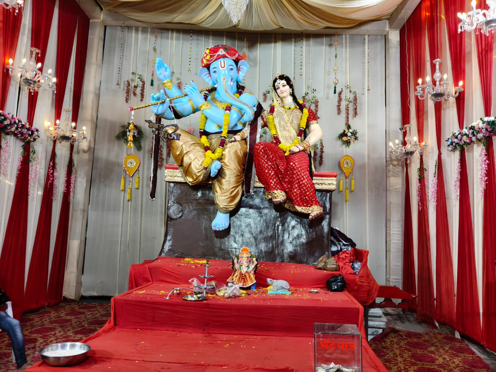 मालीवाड़ा में मेवाड़ मंच की ओर 13 फिट ऊंची गणेश प्रतिमा बिराजित की गई है।