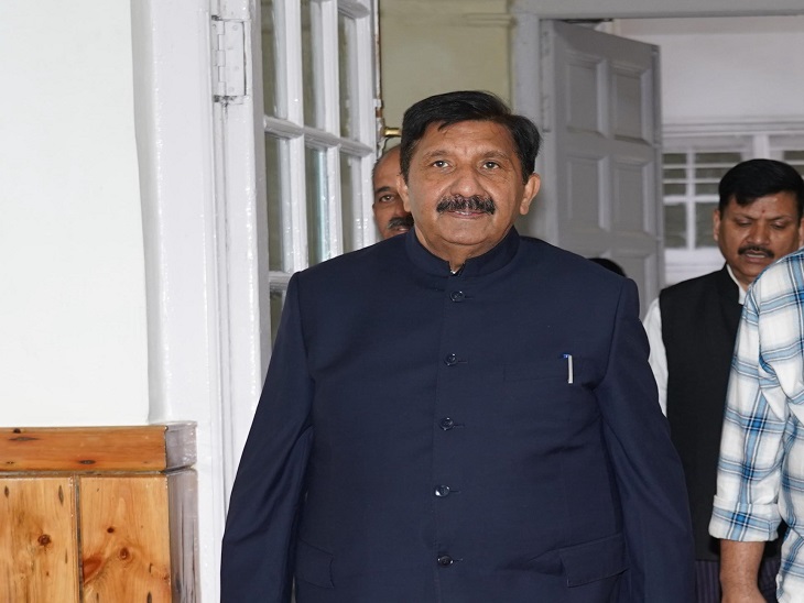 Deputy CM Mukesh Agnihotri going to the House before the assembly proceedings start