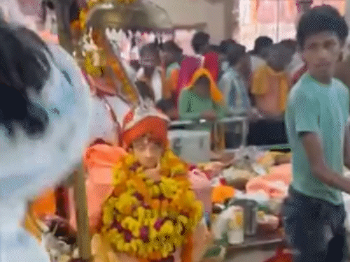 अलवर में भर्तृहरि बाबा के लक्खी मेले के पहले दिन है। करीब 1 लाख श्रद्धालु दर्शन के लिए पहुंचे।