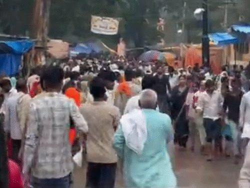 मंदिर परिसर में दुकानें लगी हैं। हर दुकान पर खरीददारी करने वाले भक्तों की भीड़ है।