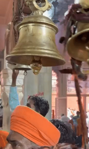 शुक्रवार को करीब 1 लाख श्रद्धालु दर्शन के लिए पहुंचे, जिनमें महिलाओं की संख्या पुरुषों से लगभग दोगुनी थी।