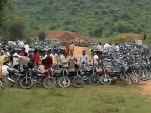 पार्किंग से भर्तृहरि गेट लगभग 3 किलोमीटर है और इतनी ही दूरी गेट से भर्तृहरि स्थल की है। इस 6 किलोमीटर की दूरी में भक्तों की लंबी लाइन लगी हुई है।