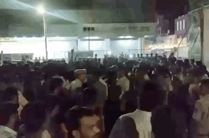 भीलवाड़ा में स्वागत गेट पर पोस्टर फाड़ने पर गुस्साए लोग:  थाने का घेराव कर किया प्रदर्शन, कार्रवाई के आश्वासन के बाद माने – Bhilwara News