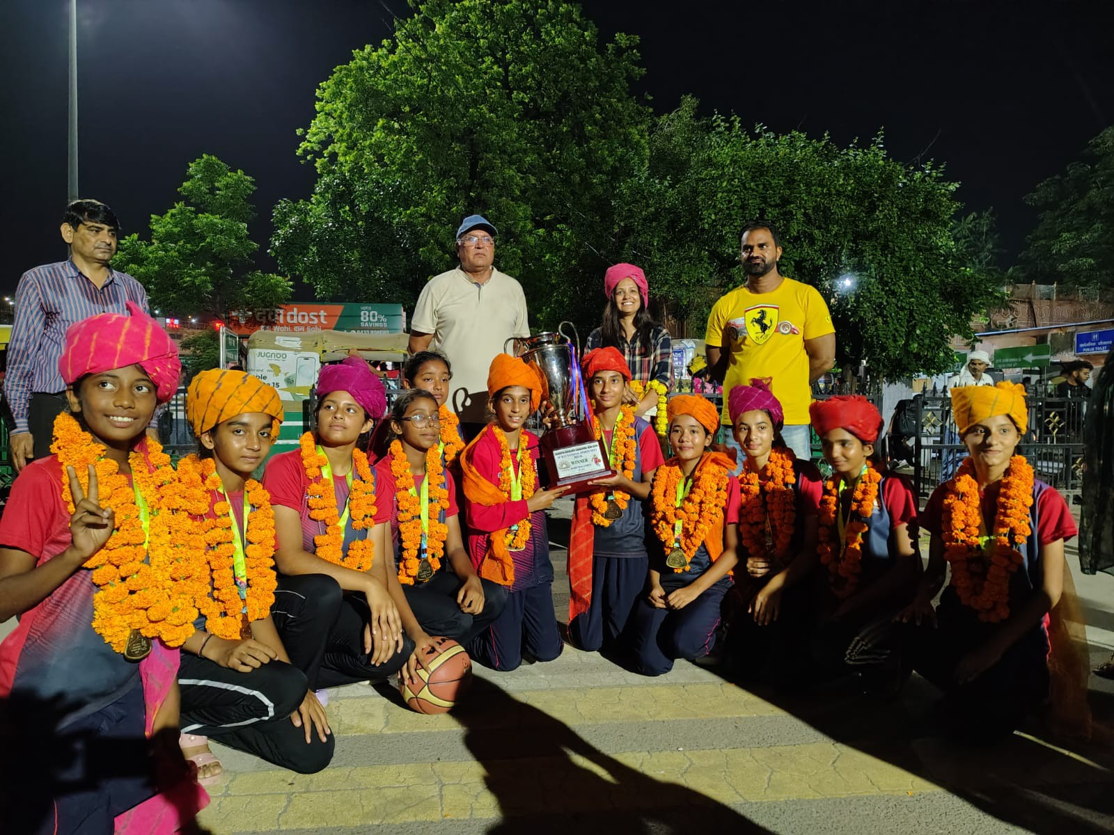 कोच लक्ष्य और करण सिंह लाम्बा ने टीम को प्रशिक्षित किया।
