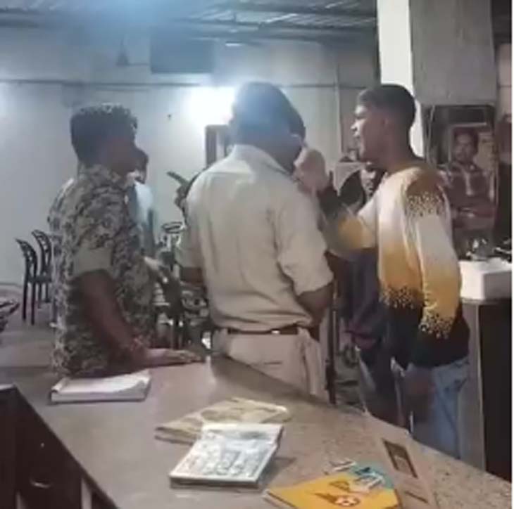 पुलिसकर्मी से युवक बोला-दो दिन में घर से उठा लूंगा,VIDEO:  रायगढ़ के ढाबे में गाली-गलौज कर बदतमीजी की, DSP बोले- पुराना वीडियो, जांच करेंगे – Raigarh News