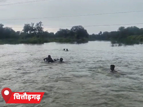 चित्तौड़गढ़ में बेगूं की रूपारेल नदी में एक परिवार के 5 लोग बह गए। इनमें से तीन लोगों को बचा लिया गया।