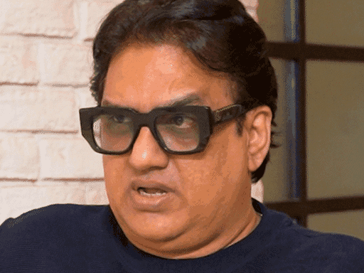 अमाल के पिता इसरार सरदार उर्फ डब्बू मलिक एक म्यूजिक डायरेक्टर, कंपोजर, सिंगर और एक्टर हैं।