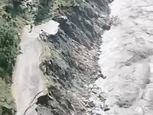 हिमाचल प्रदेश में शुक्रवार को चंबा-भरमौर सड़क नदी के तेज बहाव में बह गई।