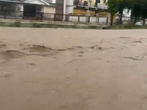 मंडी के बल्ह में शुक्रवार को भारी बारिश के बाद NH पर पानी की तेज धार बही।