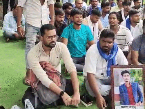 परिजन डीआरएम ऑफिस के सामने प्रदर्शन कर रहे हैं।