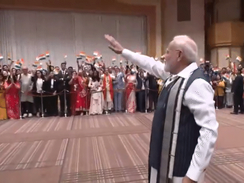 मोदी के स्वागत में प्रवासीय भारतीय होटल पहुंचे। इस दौरान भारतीय PM ने हाथ हिलाकर उनका अभिवादन किया।