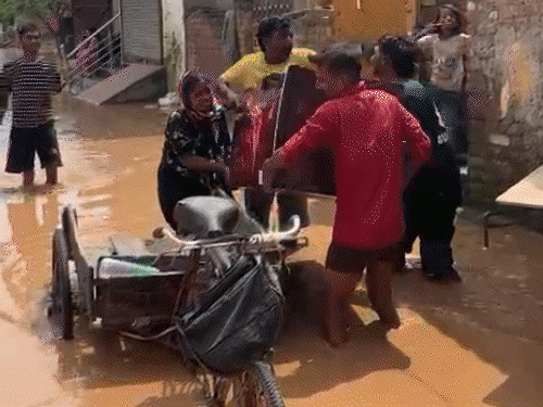 In Ambala too, people are extracting goods from the residential areas after entering the Tangri river overflow. People in New Lucky Nagar are taking shelter on roofs. Transport Minister Anil Vij arrived here to take stock.