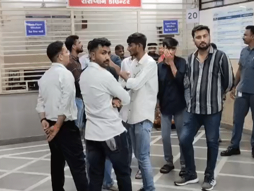 On Friday afternoon, he died on Friday afternoon while undergoing treatment at Bhuj's General Hospital. - Dainik Bhaskar