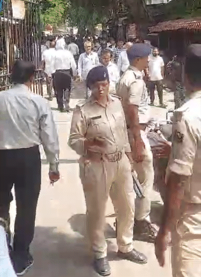 After receiving the threat, all the lawyers have been thrown out of the court.