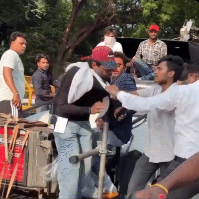 इसमें कुछ युवक एक क्रू मेंबर को पीटते हुए नजर आ रहे हैं।