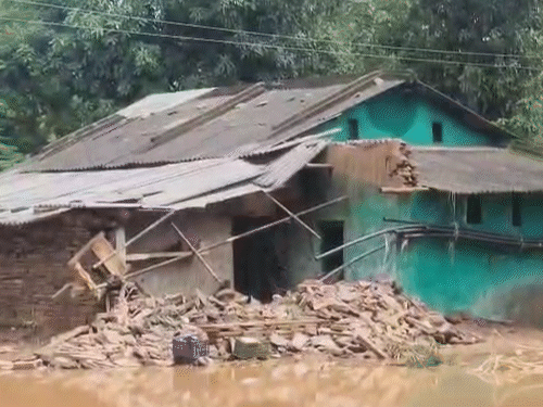 बाढ़ का पानी घुसने से घर को भारी नुकसान पहुंचा है। सामने अब भी पानी भरा हुआ है।