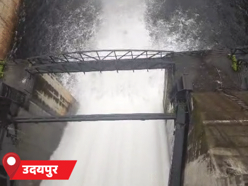 उदयपुर के झाड़ोल में शुक्रवार को मानसी वाकल बांध का एक गेट 2 इंच खोला गया।