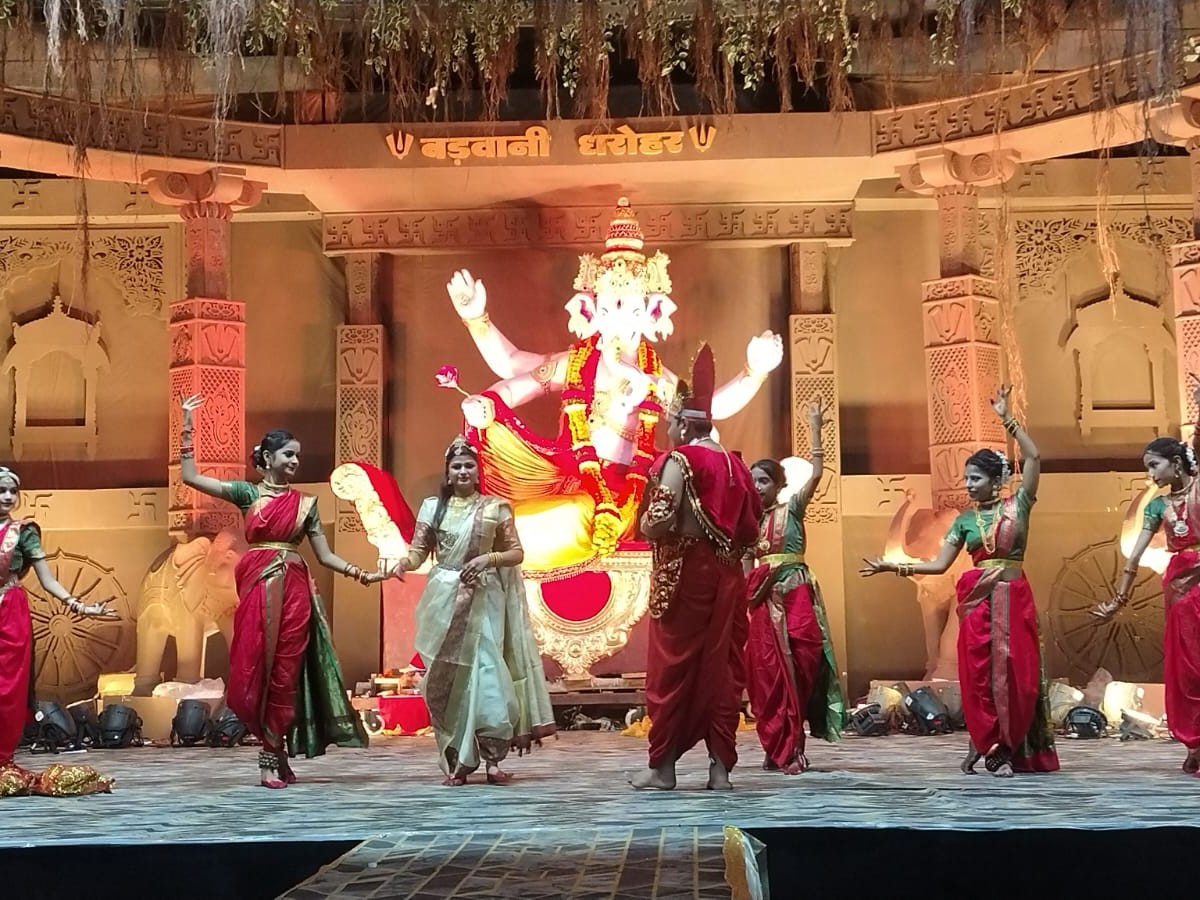 बड़वानी धरोहर पंडाल में भावेश डांस ग्रुप की प्रस्तुति।