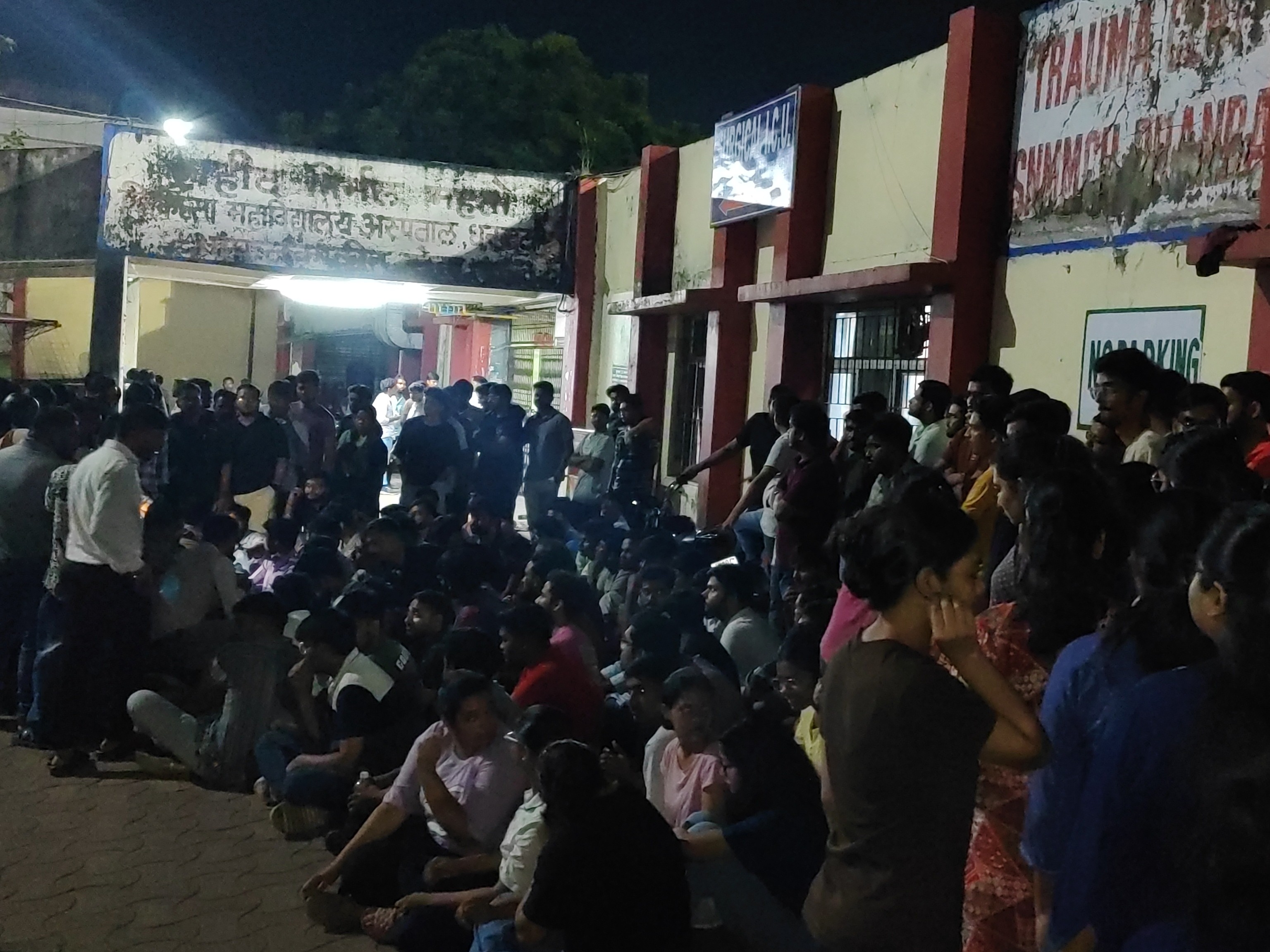 ​​​​​​​SNMMCH में मरीज की मौत, डॉक्टर से मारपीट:  धनबाद में जूनियर डॉक्टरों ने परिजन को भी पीटा, धरना पर बैठे; देर रात काम पर लौटे – Dhanbad News