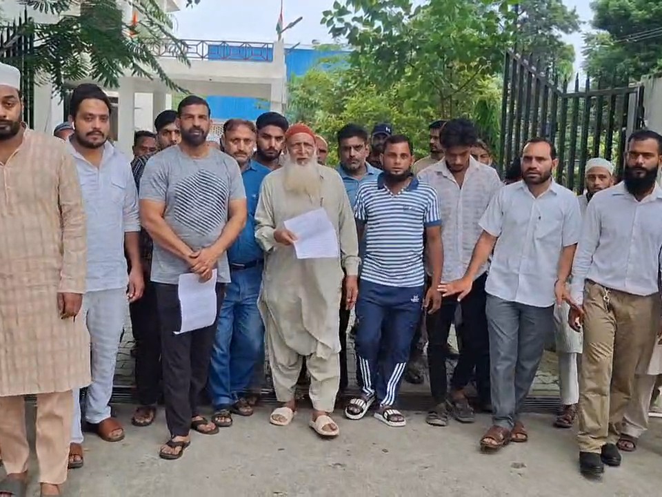 अमरोहा में व्यापारी ने की आत्महत्या:  परिजनों का आरोप- हैंडलूम हाउस मालिक से दरोगा ने वसूले 35 हजार, परिवार ने लगाई न्याय की गुहार – Amroha News