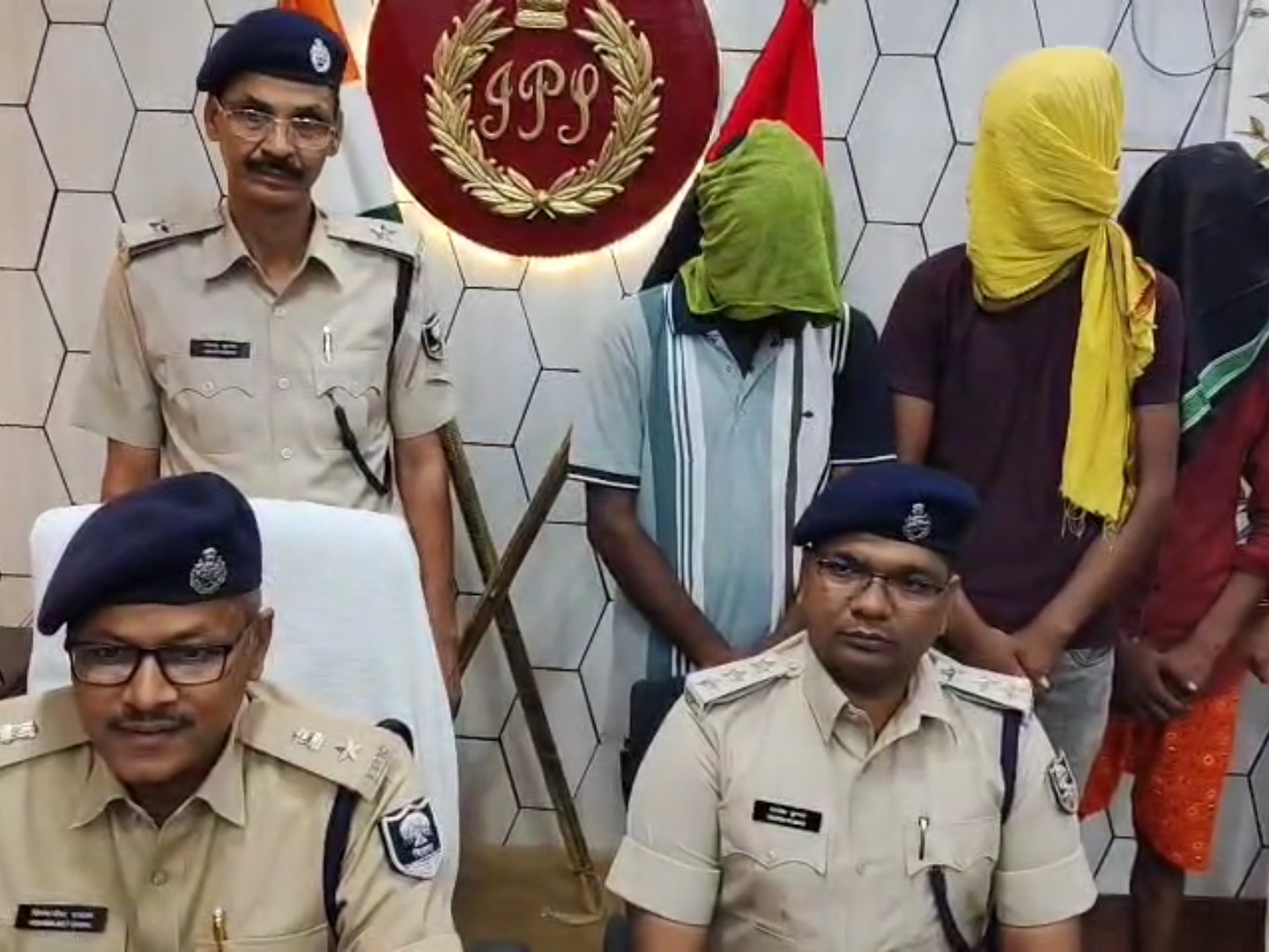 जमुई से किडनैप ग्रामीण डॉक्टर का रेस्क्यू:  तेतरिया जंगल से मिले, 3 किडनैपर गिरफ्तार; कार और बाइक जब्त – Jamui News