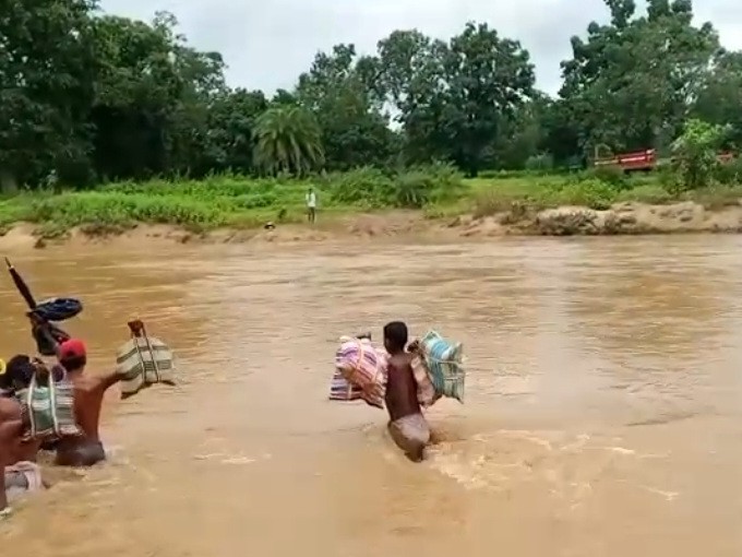 तमोरा नदी पर पुलिया नहीं, खतरे में ग्रामीण की जान:  कोंडागांव में जान जोखिम में डालकर नदी पार कर रहे,प्रशासन से पुल बनाने की मांग – Kondagaon News