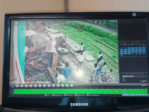 अचानक ट्रॉली का बैलेंस बिगड़ा और वह मकान की दीवार से टकराकर पलट गई। मकान के पीछे ही रेलवे लाइन मौजूद है।