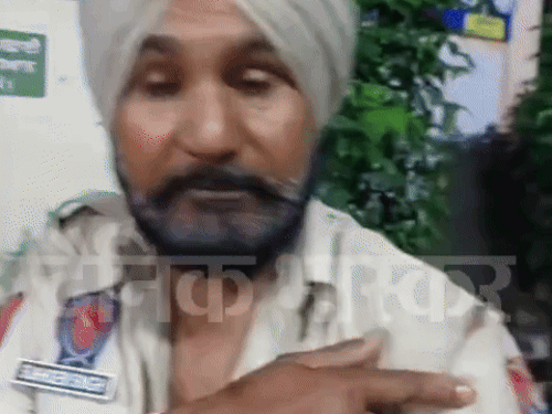 एक्साइज टीम पर हमला करने वाले 2 काबू:  रेड करने गई टीम की गाड़ी को था घेरा,पुलिस मुलाजिम की फाड़ी वर्दी,जड़े थे थप्पड़ – Ludhiana News