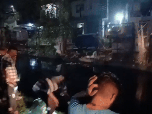 नाले में शवों की तलाश करते स्थानीय लोग