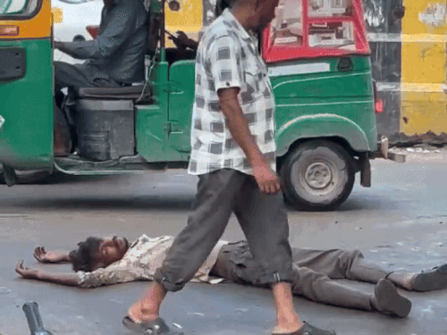 गुरुग्राम में नशे में धुत युवक पर चढ़ाई कार:  भूतेश्वर चौक के पास सड़क पर लेटा था, सोशल मीडिया पर वीडियो वायरल – gurugram News