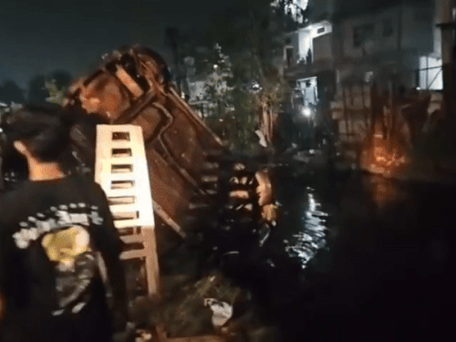 The midnight car fell into a drain in Faridabad. After which the car was taken out with the help of a crane.