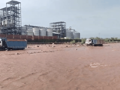 सोलन में तेज बहाव में 10 लोग फंसे, VIDEO:  अवैध खनन करने गए थे, एनडीआरएफ और पुलिस ने बचाया; 3-3 टिप्पर और जेसीबी जब्त – Nalagarh News