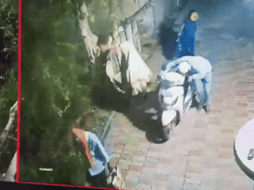 पाली के सुमेरपुर में चोर सीसीटीवी में कैद हुए। इसमें चोर स्कूटी चुराकर निकलते दिखे। एक चोर लंगड़ाने की एक्टिंग करके निकला। तीसरे ने सीसीटीवी से बचने के लिए चुन्नी का सहारा लिया।