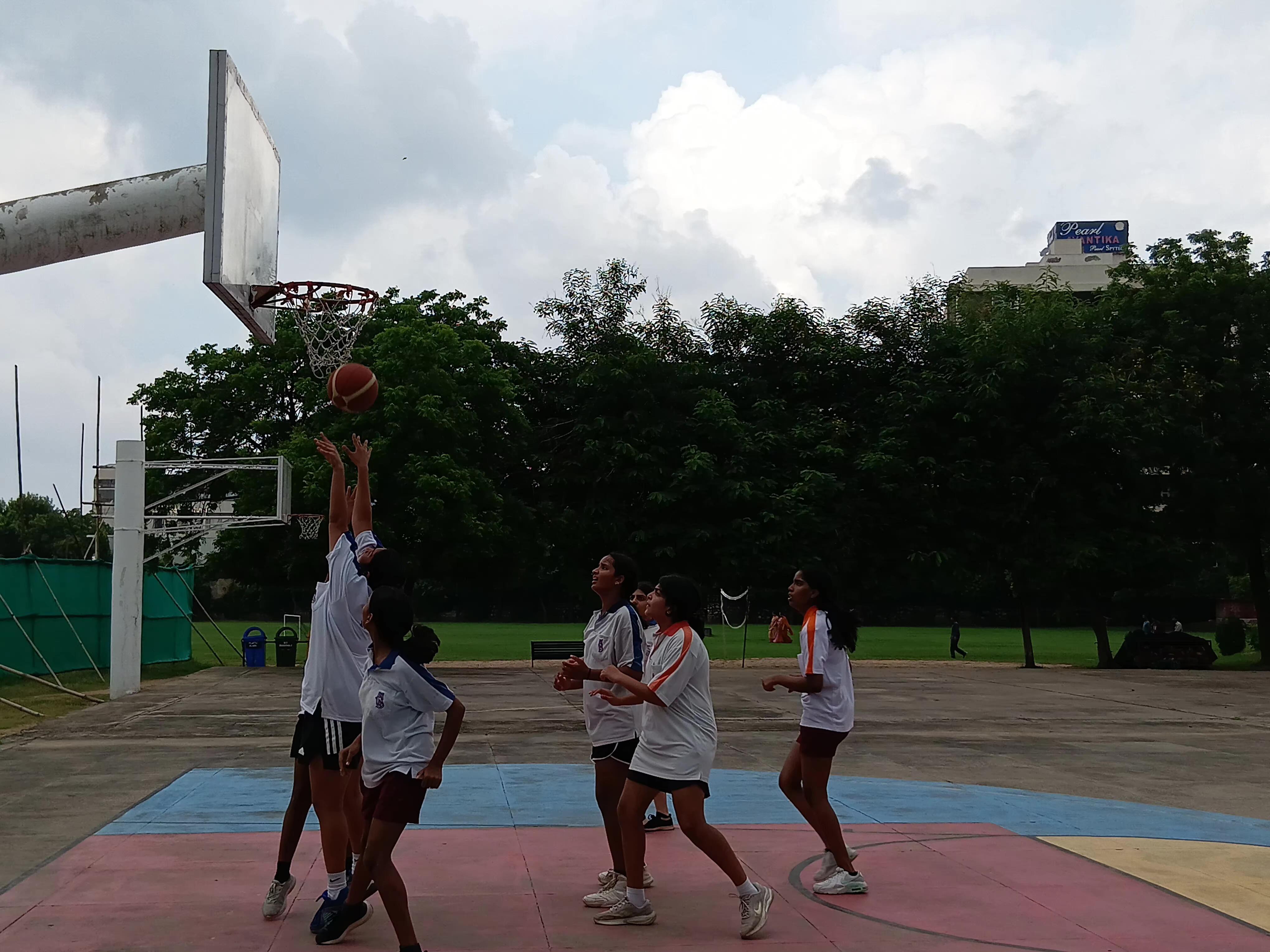 खिलाड़ियों और दर्शकों में खेलों को लेकर जबरदस्त उत्साह देखा गया।