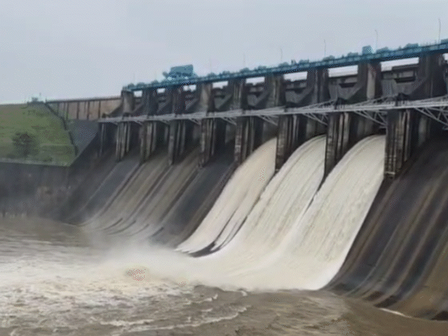 नर्मदापुरम में तवा डैम के तीन गेट खोलकर पानी छोड़ा जा रहा है।