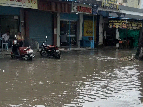 बाजार में दुकानों के आगे एक से डेढ़ फीट तक पानी भर गया।