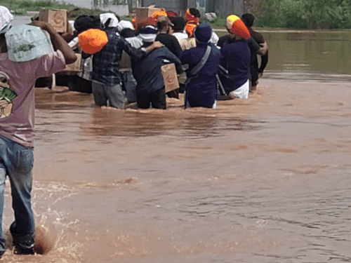 अमृतसर के अजनाला में बाढ़ पीड़ितों तक राशन पहुंचाने के लिए पहले ट्रेक्टर लेकर जाने का प्रयास किया गया। जब ये विफल रहा तो गांव के लोगों ने राहत सामग्री को कंधों पर उठाया और गांव की तरफ बढ़ गए।