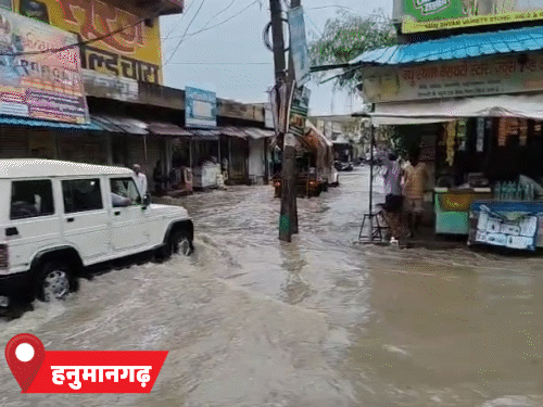हनुमानगढ़ जिले में बारिश से नालियां ओवरफ्लो होने से सड़कों पर पानी भर गया।