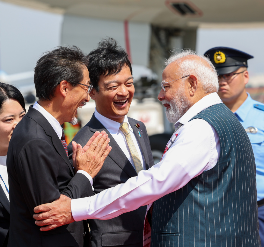 मोदी के टोक्यो पहुंचने पर जापानी अधिकारियों ने उनका स्वागत किया।