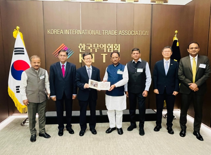 विदेश यात्रा के दौरान कारोबारियों से मिलते हुए सीएम साय।