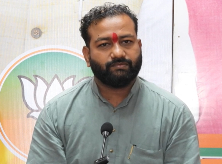 भाजपा प्रदेश मंत्री अमित साहू मीडिया को जानकारी देते हुए।