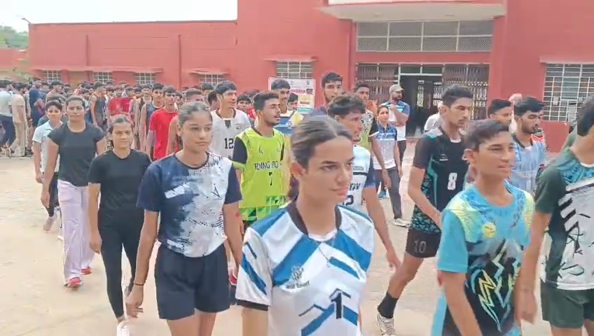 प्रभात फेरी के दौरान खिलाड़ियों में खेल भावना और देशभक्ति का उत्साह नजर आया।