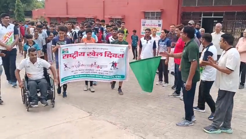 झुंझुनूं कलेक्टर अरुण गर्ग ने स्वर्ण जयंती स्टेडियम में प्रभात फेरी को हरी झंडी दिखाकर रवाना किया।
