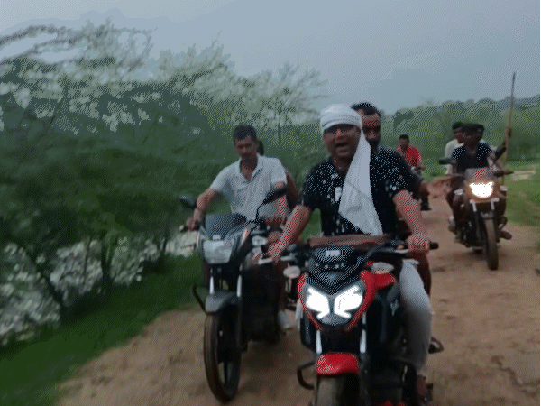 तालाब चोरी हो जाने पर मुनादी करते हुए ग्रामीण।