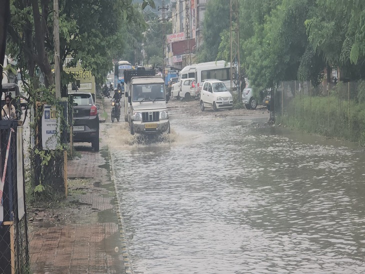 तस्वीर उदयपुर के सविना सब सिटी सेंटर इलाके की जहां पर सड़क पर इस कदर पानी भर गया।